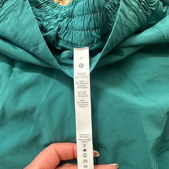 Lululemon Hott hotty shorts 6 - Picture 3 of 5